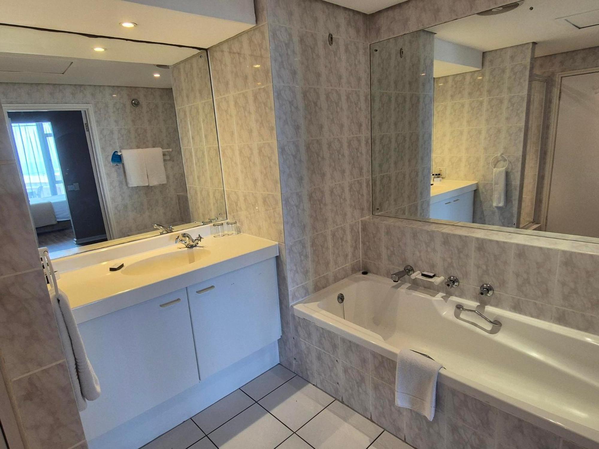 Dolphin Beach Hotel Self Catering Apartments Блубергстранд Екстериор снимка