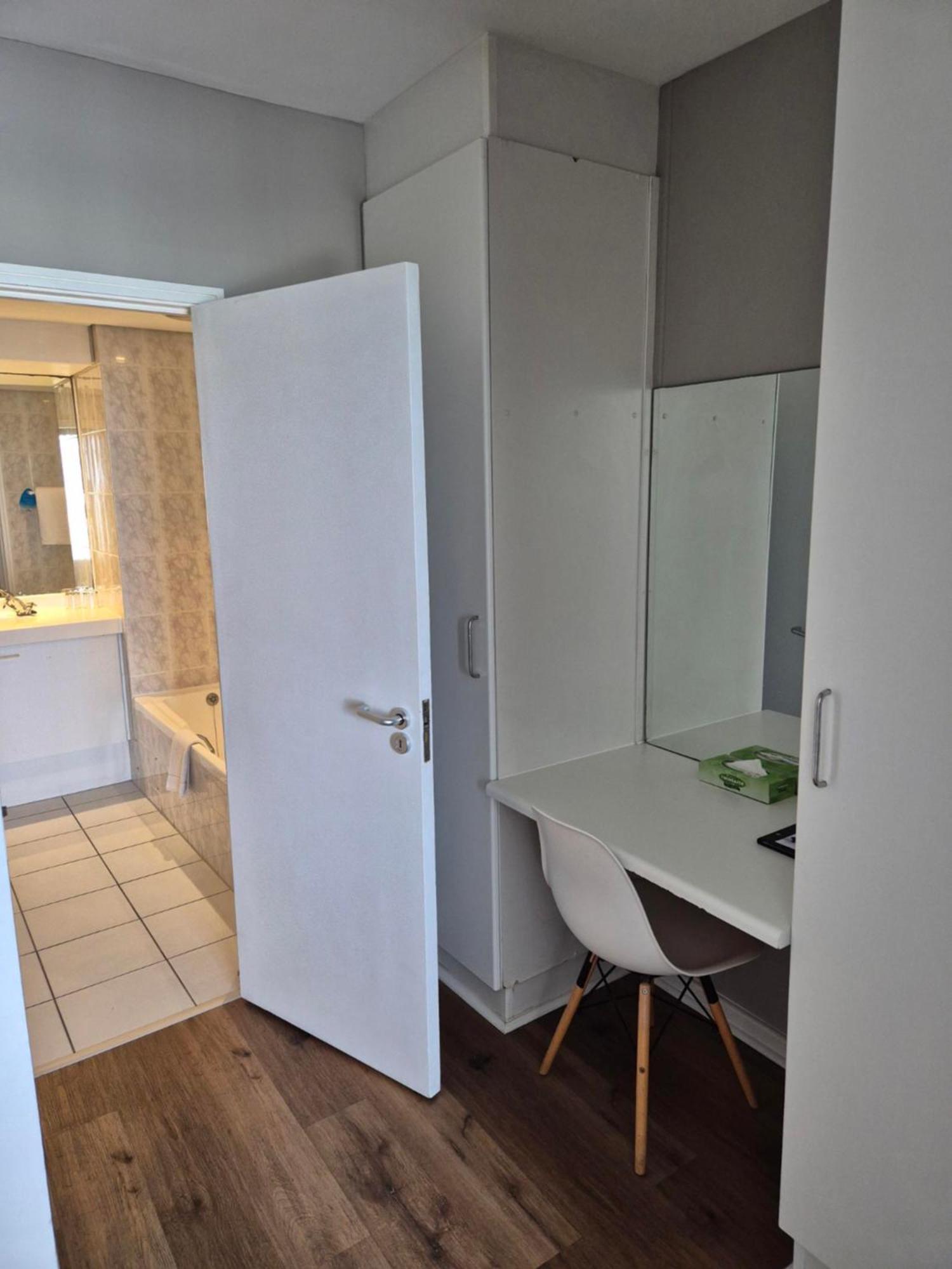 Dolphin Beach Hotel Self Catering Apartments Блубергстранд Екстериор снимка